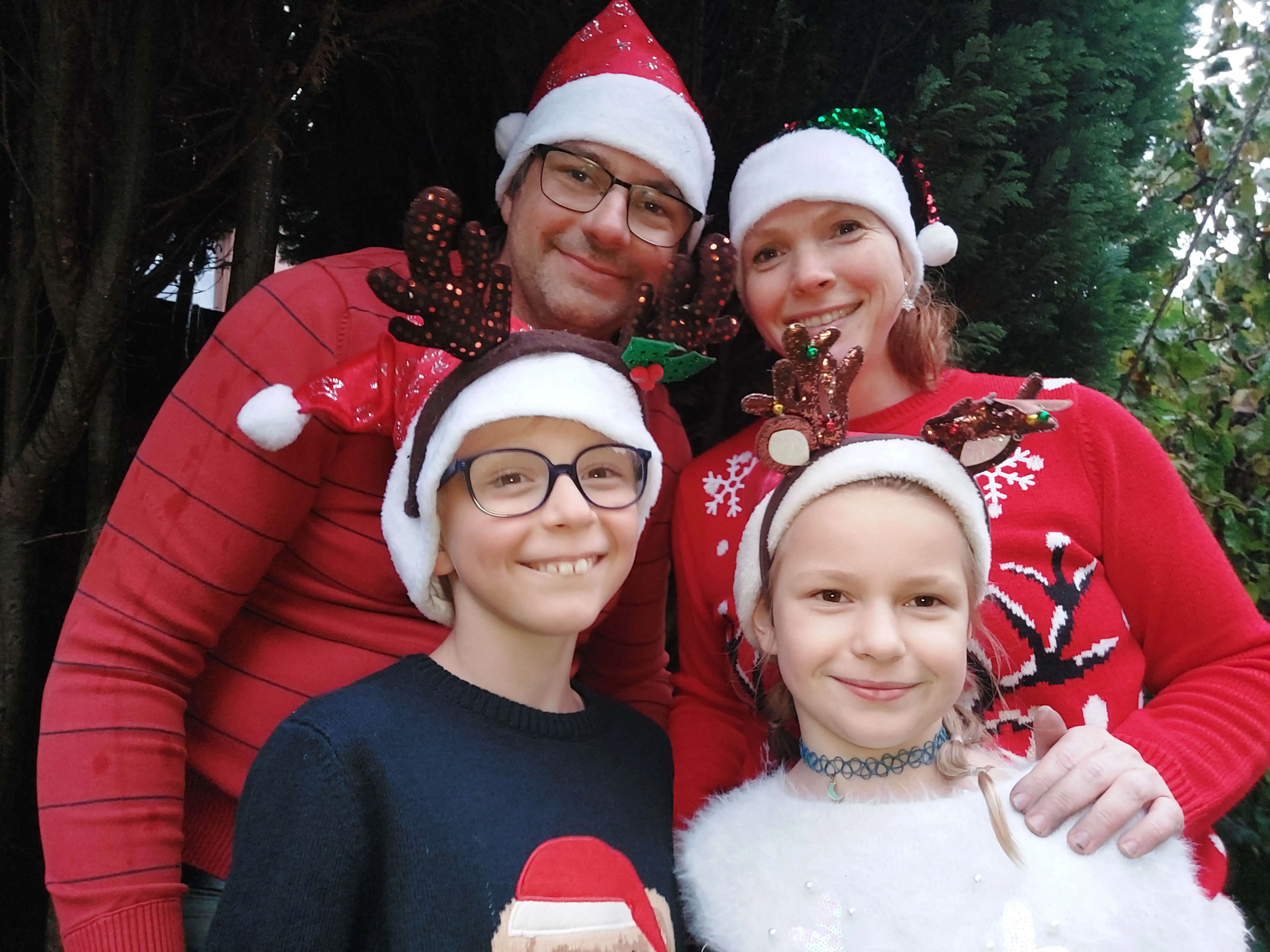 Familie Bark im Weihnachtskostuem